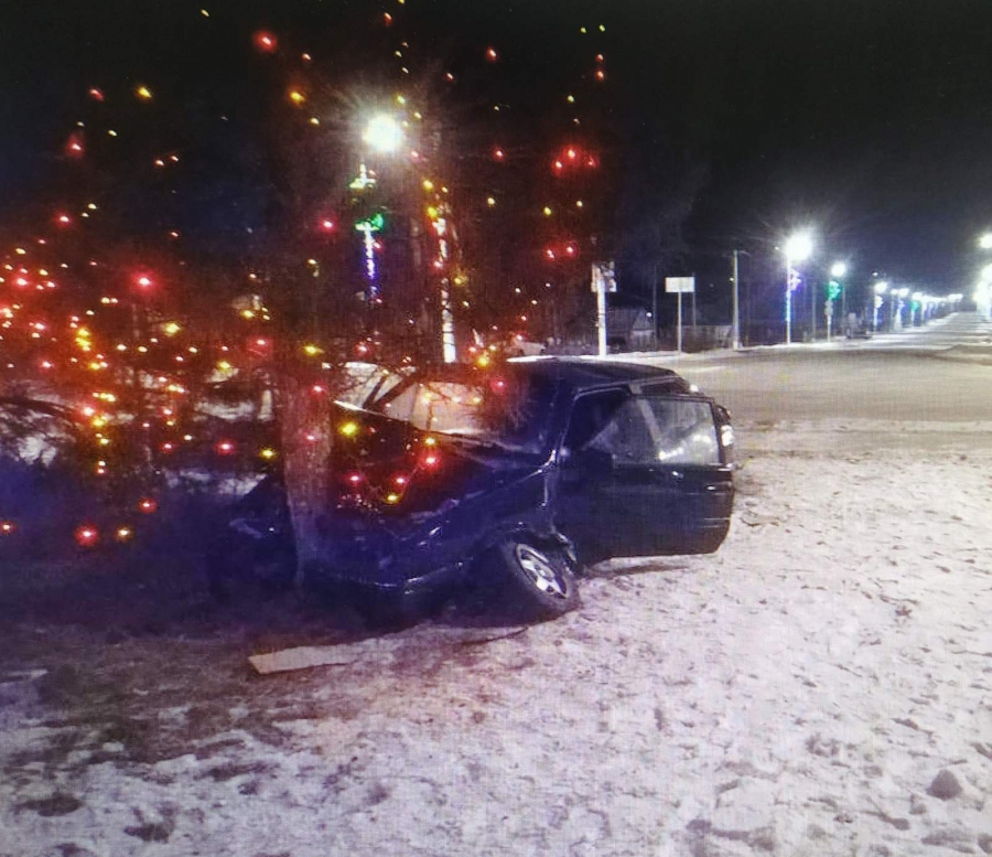В Татищеве водитель «ВАЗа» разбился о новогоднее дерево