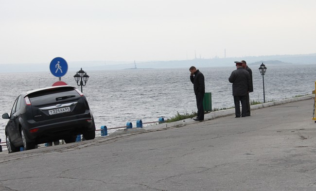 Полиция: Погибшая прыгнула с причала с сумкой и в сапогах