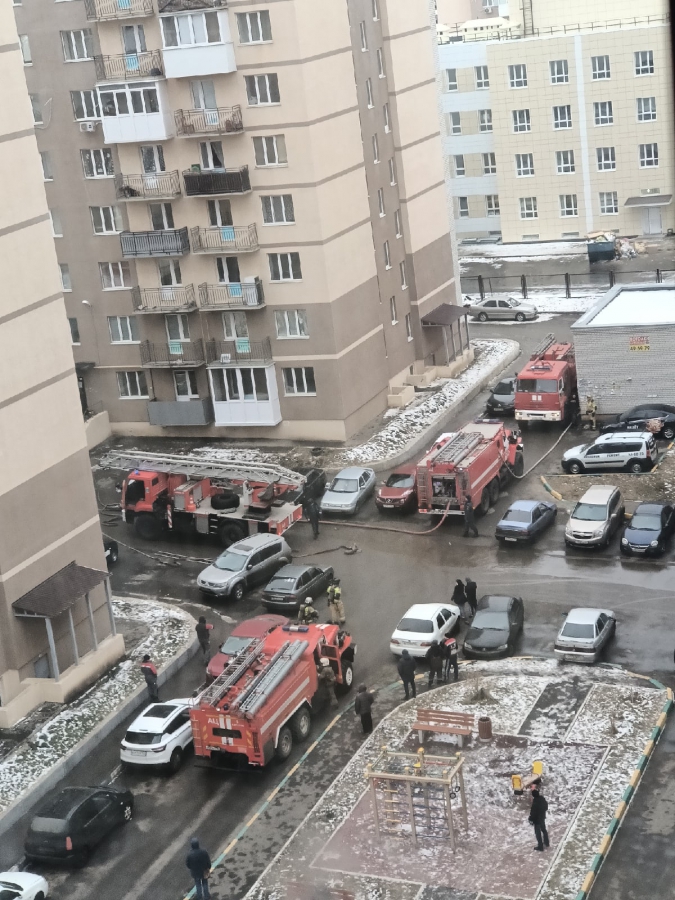 В Солнечном-2 из загоревшейся многоэтажки эвакуировали 10 человек. Есть пострадавший