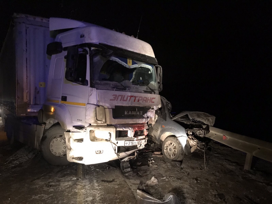 На Московском шоссе фура впечатала «Форд» в отбойник. Погиб мужчина