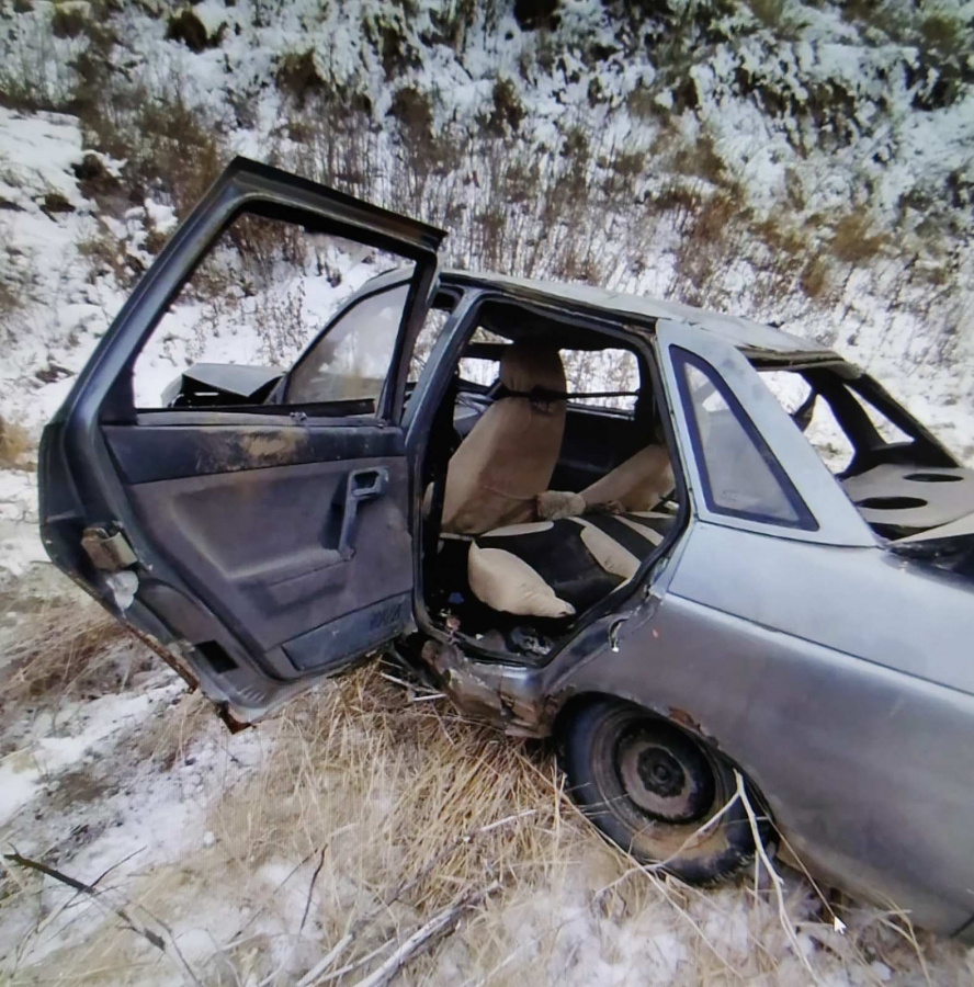 Под Вольском мужчина и мальчик пострадали при опрокидывании «десятки» в овраг