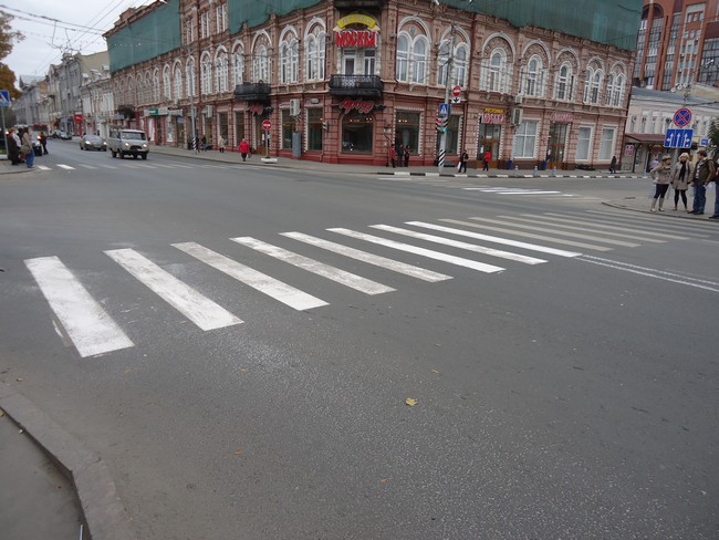 На Московской и Горького обновляют «зебры»