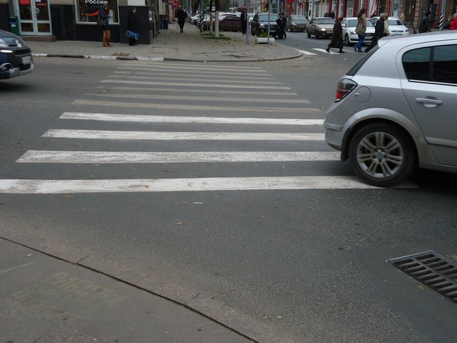 На Московской и Горького обновляют «зебры»