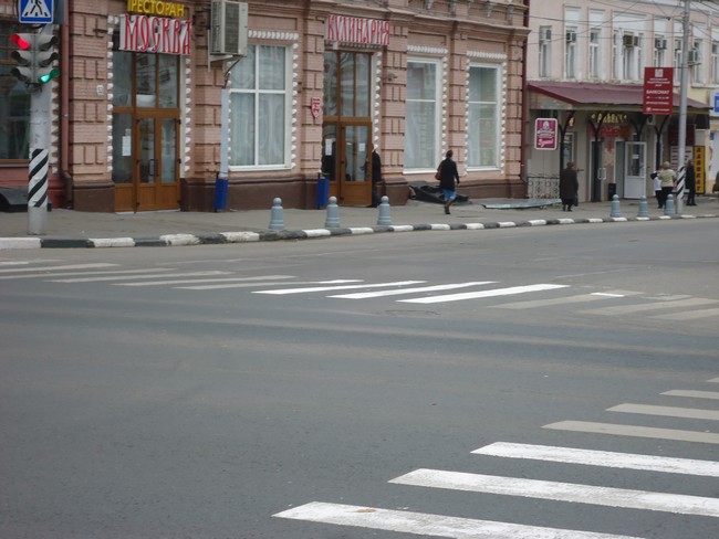 На Московской и Горького обновляют «зебры»