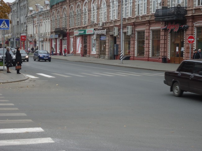 На Московской и Горького обновляют «зебры»