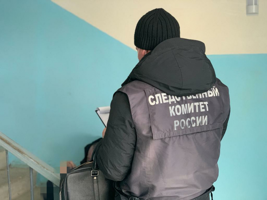 Саратовец нашел в подъезде между этажами мертвого мужчину