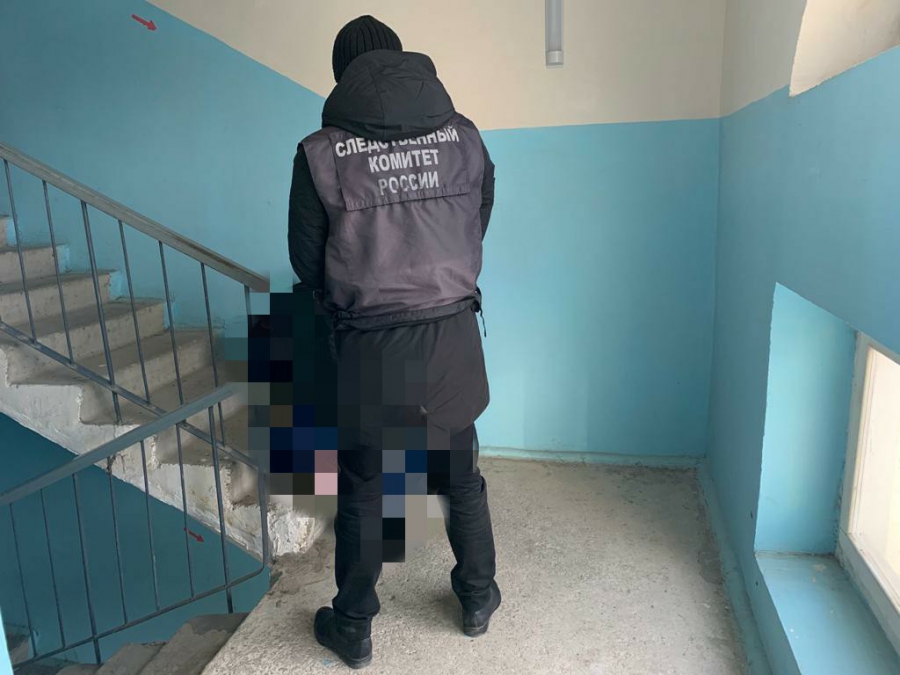 Саратовец нашел в подъезде между этажами мертвого мужчину
