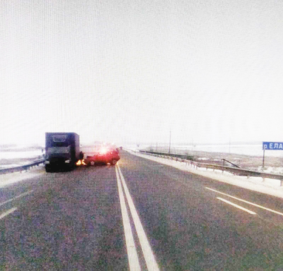 Под Балашовом «Хонда» протаранила стоящий на трассе грузовик. Пострадали двое