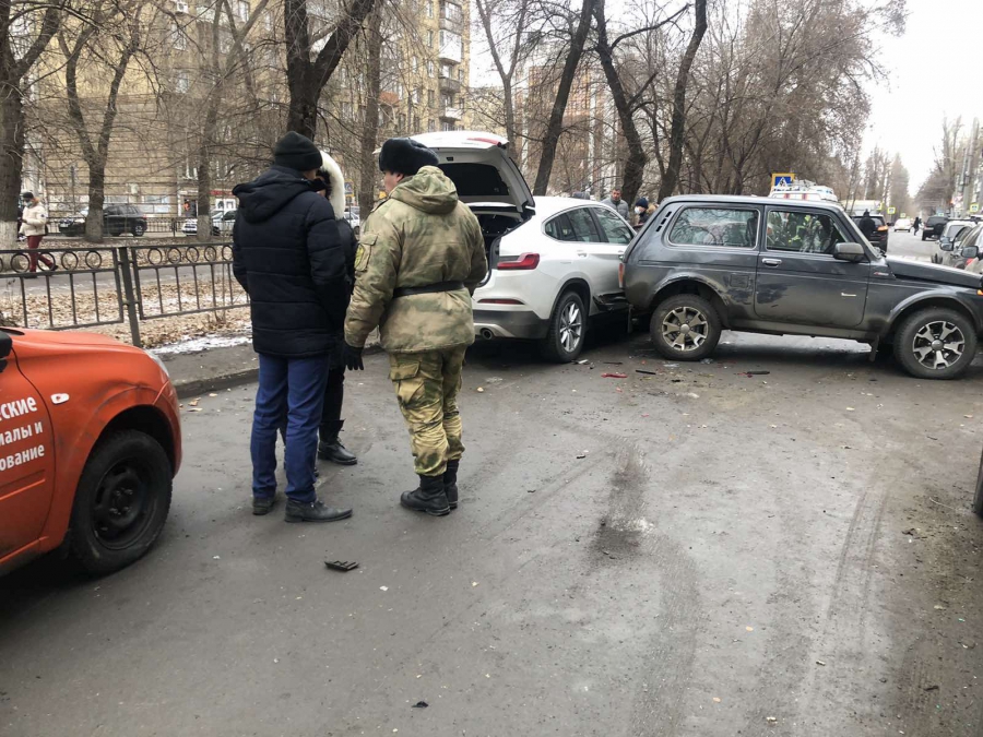 В центре Саратова столкнулись сразу 9 машин