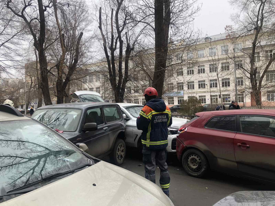 В центре Саратова столкнулись сразу 9 машин