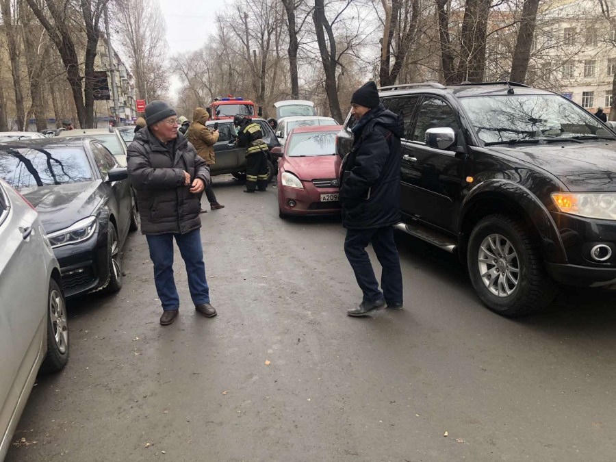 В центре Саратова столкнулись сразу 9 машин