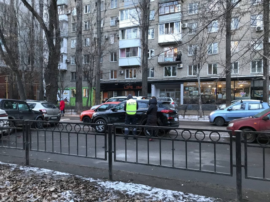 Столкновение 9 машин. Автоледи на «БМВ» врезалась в «Ниву» и в шоке давила на газ