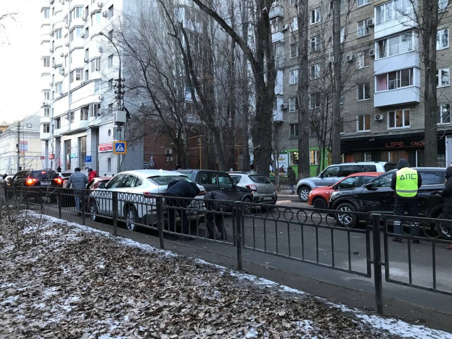 Столкновение 9 машин. Автоледи на «БМВ» врезалась в «Ниву» и в шоке давила на газ