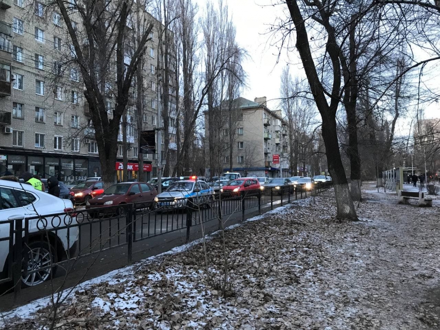 Столкновение 9 машин. Автоледи на «БМВ» врезалась в «Ниву» и в шоке давила на газ