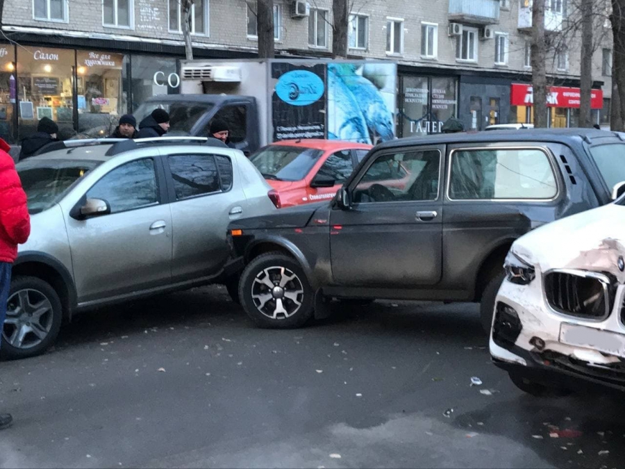 Столкновение 9 машин. Автоледи на «БМВ» врезалась в «Ниву» и в шоке давила на газ