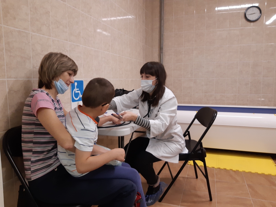 «Здоровое будущее»: Юные и взрослые спортсмены с ограниченными возможностям стали участниками выездного медосмотра