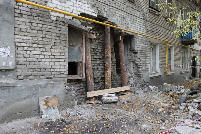 В доме с обрушенной стеной поставили укрепления