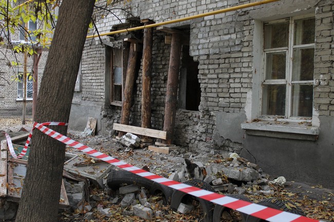 В доме с обрушенной стеной поставили укрепления