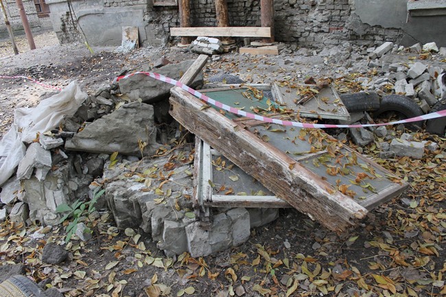 В доме с обрушенной стеной поставили укрепления