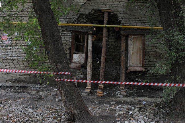 В доме с обрушенной стеной поставили укрепления