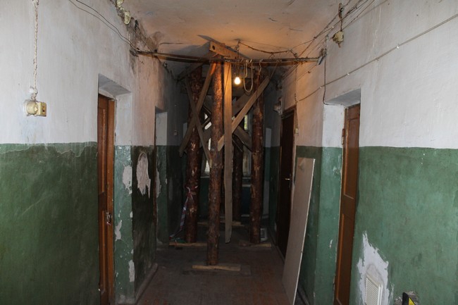 В доме с обрушенной стеной поставили укрепления