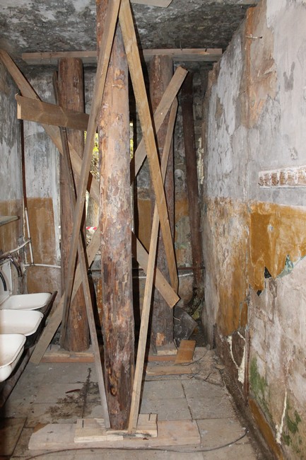 В доме с обрушенной стеной поставили укрепления