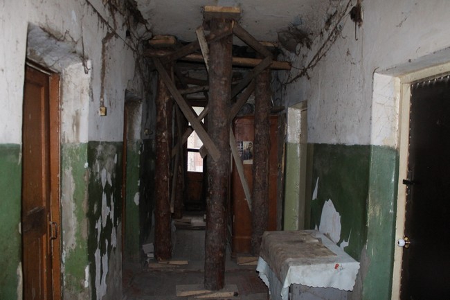 В доме с обрушенной стеной поставили укрепления