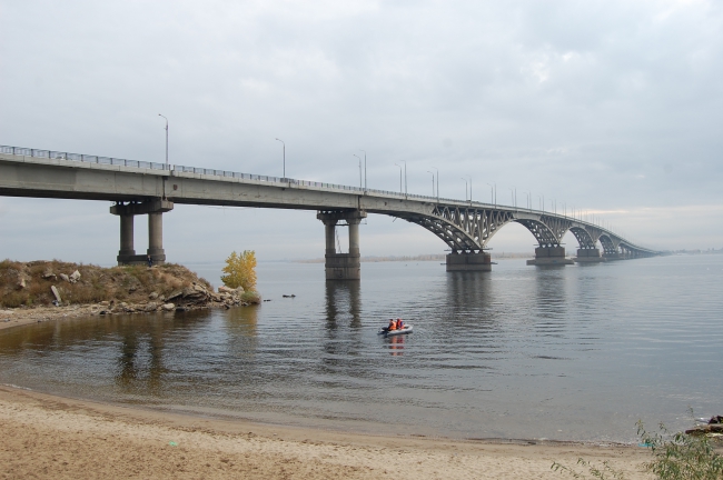 Около 100 саратовцев расчистили набережную возле моста