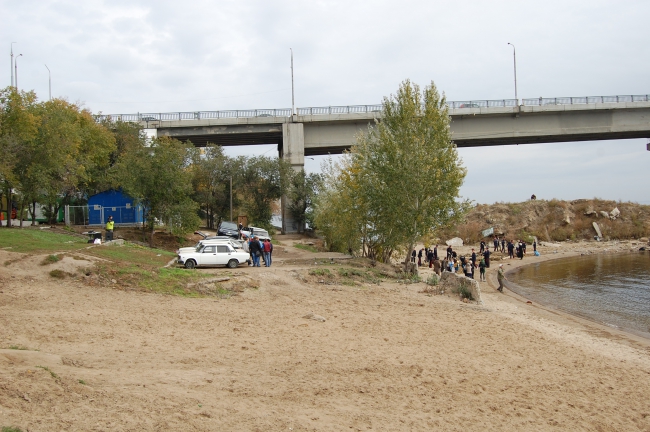Около 100 саратовцев расчистили набережную возле моста