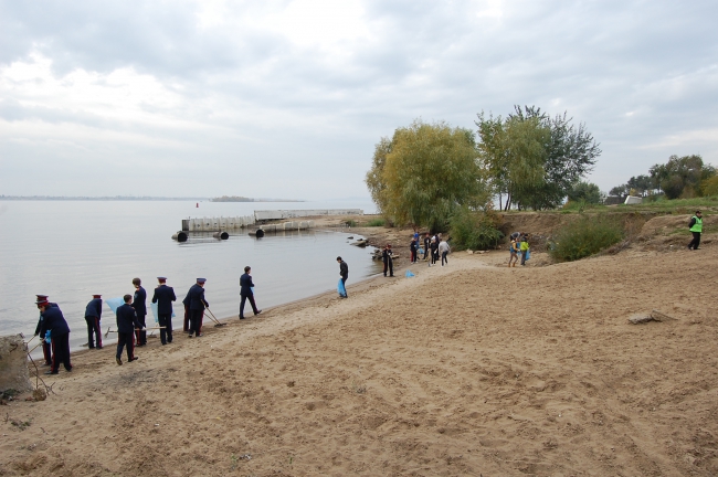 Около 100 саратовцев расчистили набережную возле моста