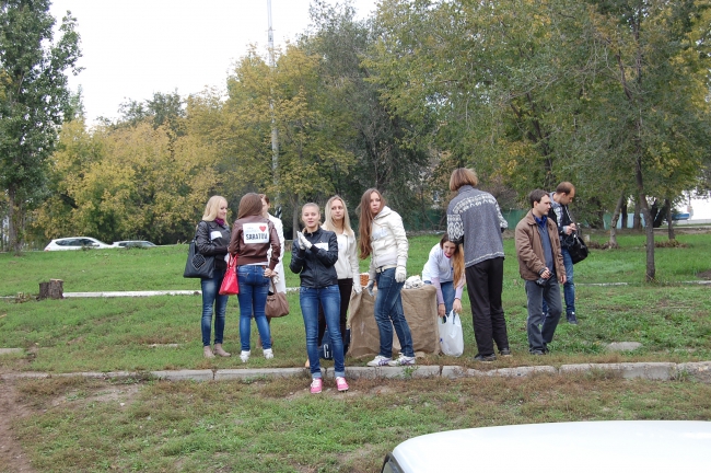 Около 100 саратовцев расчистили набережную возле моста