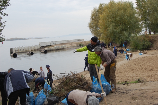 Около 100 саратовцев расчистили набережную возле моста