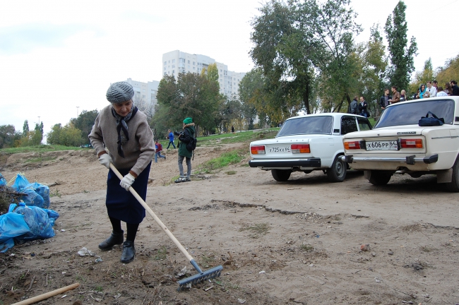 Около 100 саратовцев расчистили набережную возле моста