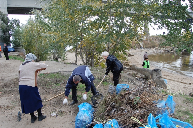 Около 100 саратовцев расчистили набережную возле моста
