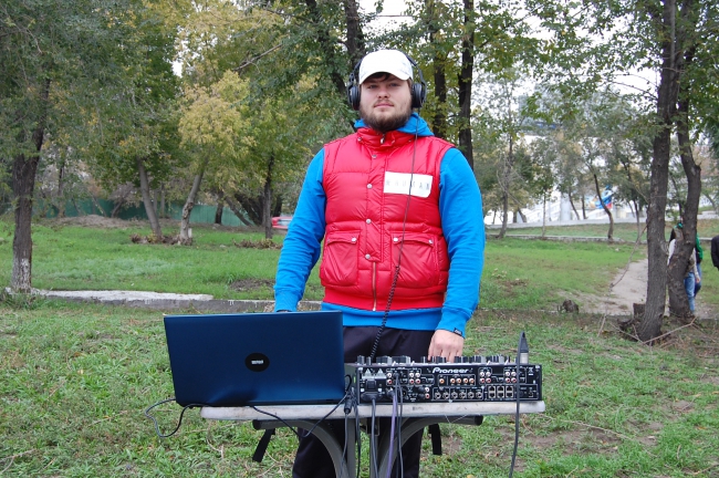 Около 100 саратовцев расчистили набережную возле моста