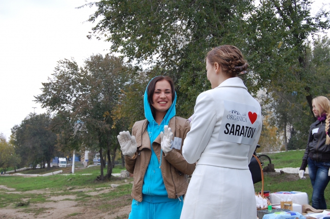 Около 100 саратовцев расчистили набережную возле моста