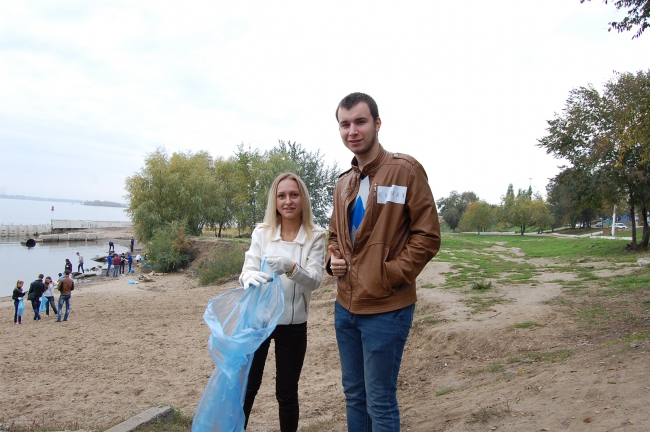 Около 100 саратовцев расчистили набережную возле моста