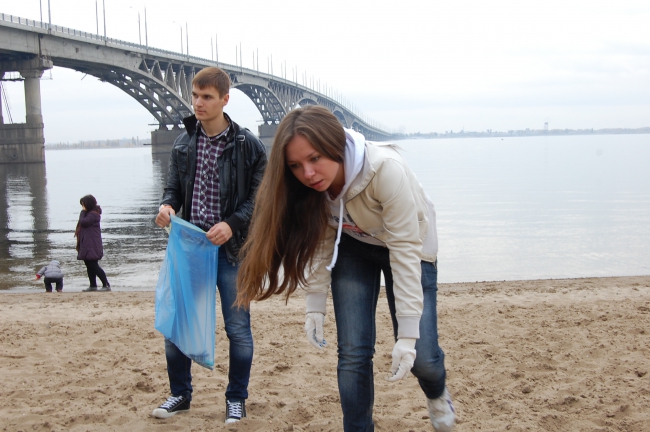 Около 100 саратовцев расчистили набережную возле моста