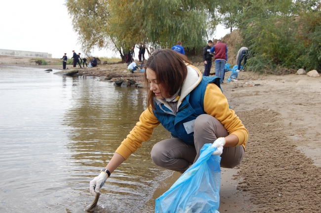 Около 100 саратовцев расчистили набережную возле моста