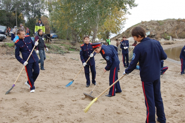Около 100 саратовцев расчистили набережную возле моста