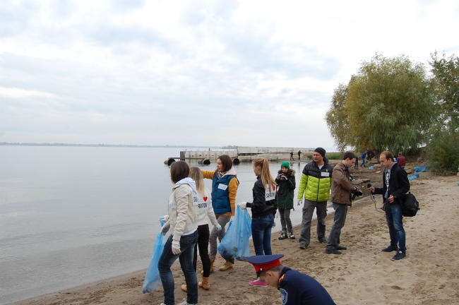 Около 100 саратовцев расчистили набережную возле моста