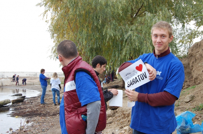 Около 100 саратовцев расчистили набережную возле моста
