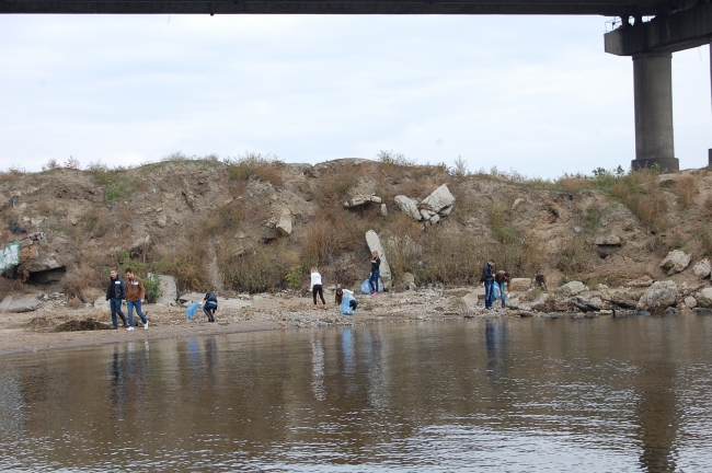 Около 100 саратовцев расчистили набережную возле моста