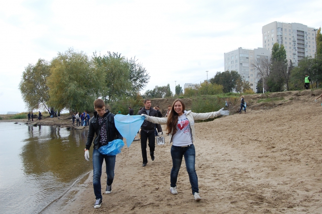 Около 100 саратовцев расчистили набережную возле моста