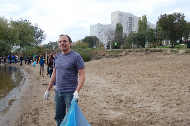 Около 100 саратовцев расчистили набережную возле моста