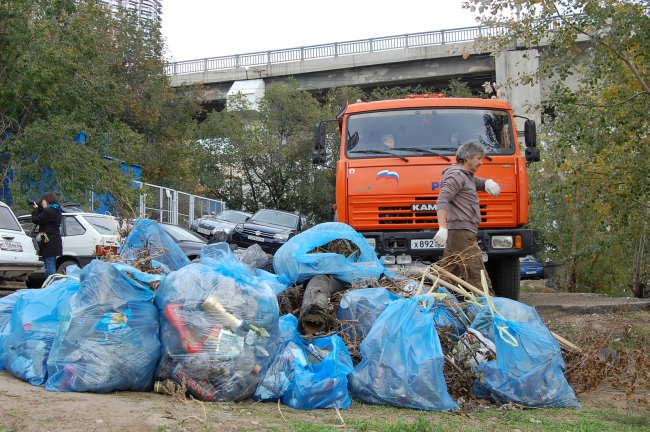 Около 100 саратовцев расчистили набережную возле моста