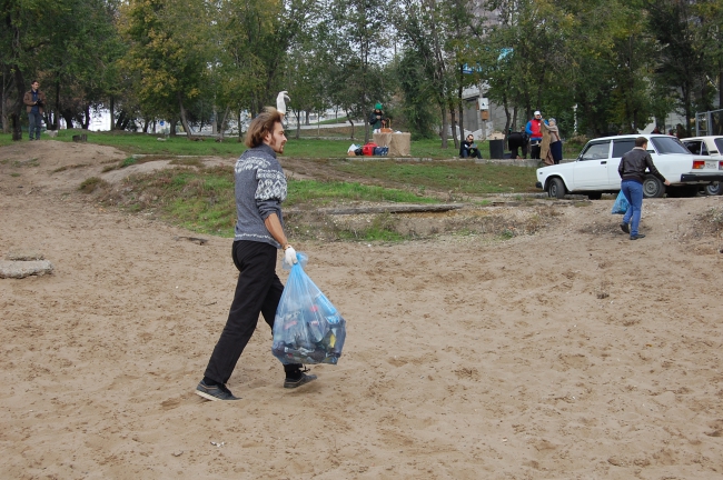 Около 100 саратовцев расчистили набережную возле моста