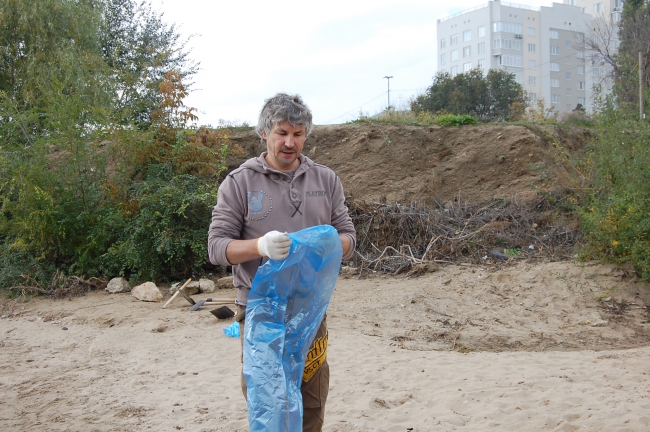 Около 100 саратовцев расчистили набережную возле моста