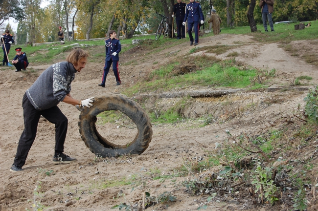 Около 100 саратовцев расчистили набережную возле моста