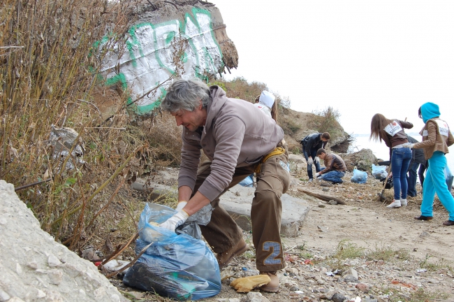 Около 100 саратовцев расчистили набережную возле моста